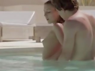 Esimies sensitive seksi elokuva sisään the swimmingpool
