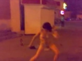 Kanak-kanak perempuan menari telanjang pada yang jalan