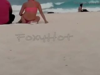 Mostrando el culo en tanga por la playa y calentando ein hombres&comma; solo dos se animaron ein tocarme&comma; film completo en xvideos rot